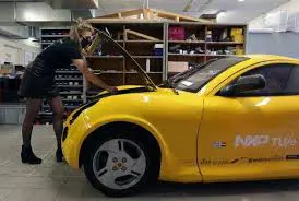 ELECTRIC-CAR-BY-DUTCH-STUDENTS-MADE-FROM-RECYCLED-MATERIAL