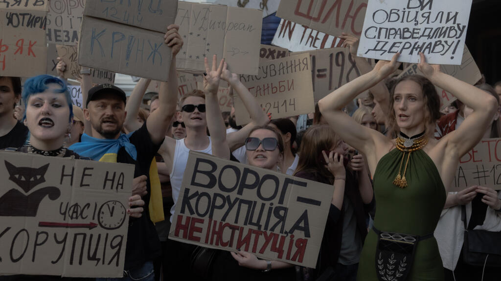 ZELENSKY’S-ANTI-CORRUPTION-BILL-IGNITES-KYIV-PROTESTS