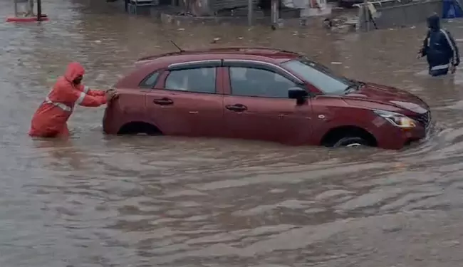 Hyderabad's Heavy rain Sparks Traffic Chaos