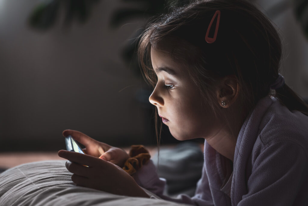 SCREENS-HIJACKING-KIDS'-HEARTS?