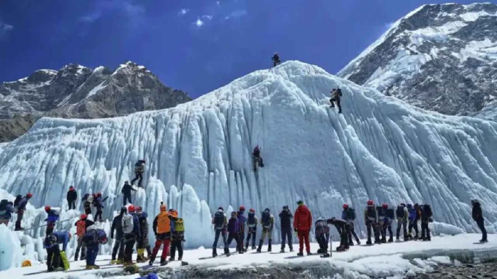 Blizzard Traps 1,000 Climbers on Mount Everest