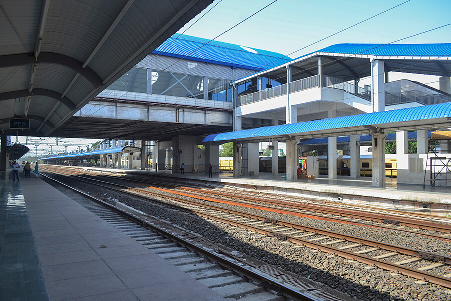 BIG-MAC-ON-PLATFORM-1?-RAILWAYS'-FAST-FOOD-GAMBLE